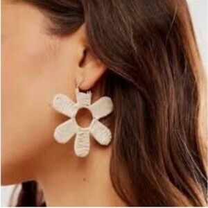 NWOT Free Peolpe Cream Flower Shaped Earrings